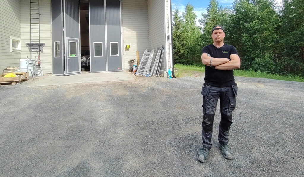 Janne Rajamäki hallinsa edessä.