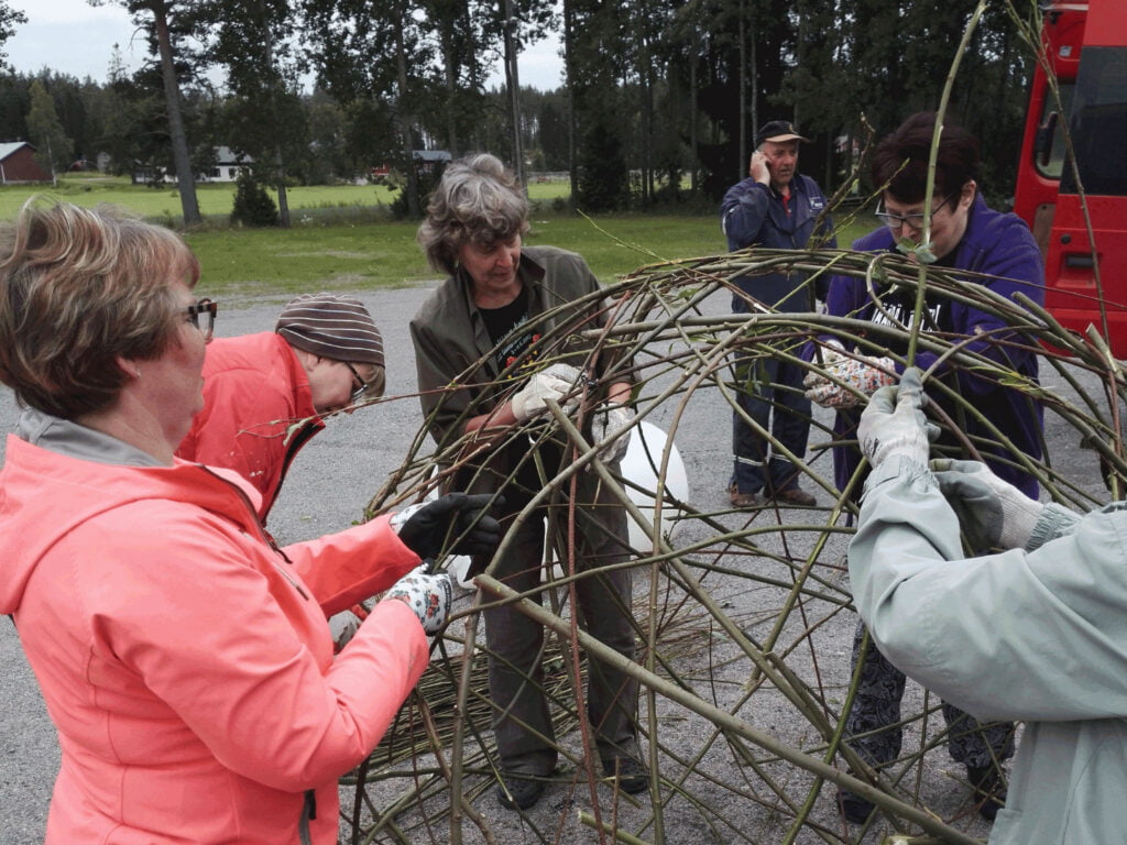 Porukka rajentamassa isoa pajupalloa.