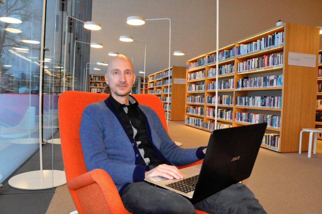Harri kirjastolla.