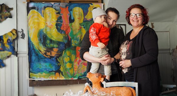 Niilo Nisula, Laura Luuri ja Annukka Luuri kartanossa.