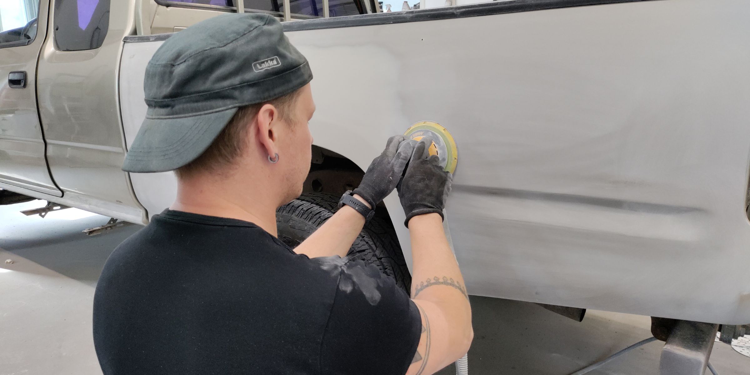 Auto -ja erikoismaalaus J. Rajamäki sai Liiveriltä tukea hallin rakentamiseen. Lisätilan rakentamisen myötä liikevaihto kasvoi, sillä suurempi halli mahdollisti asiakaskunnan laajentamisen raskaaseen kalustoon. Asiakkaita yritykseen tulee koko maakunnan alueelta.