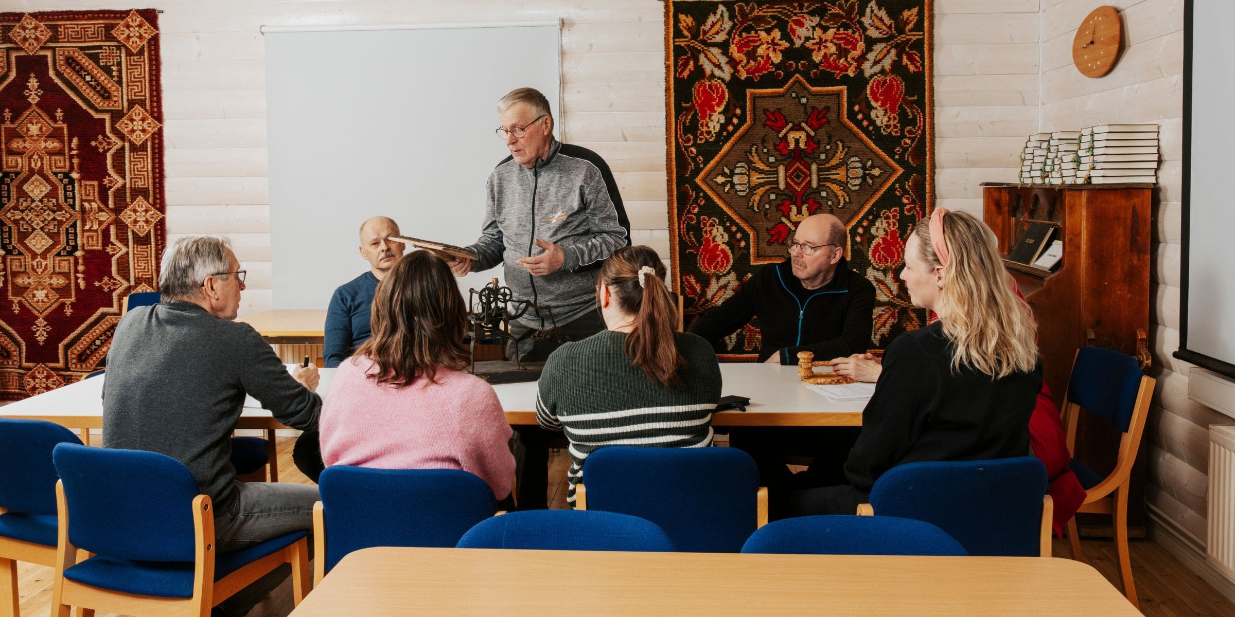 ”Kun me saimme lisätilaa Pelimannitupaan, vuokraus on laajentunut huomattavasti ja olemme siirtäneet toimiston tänne, eikä meidän tarvitse enää palella lämmittämättömässä murjussa. Lisäksi kansalaisopisto käyttää tilaa.” Hilkka Haapamäki, Jalasjärvi-Seura