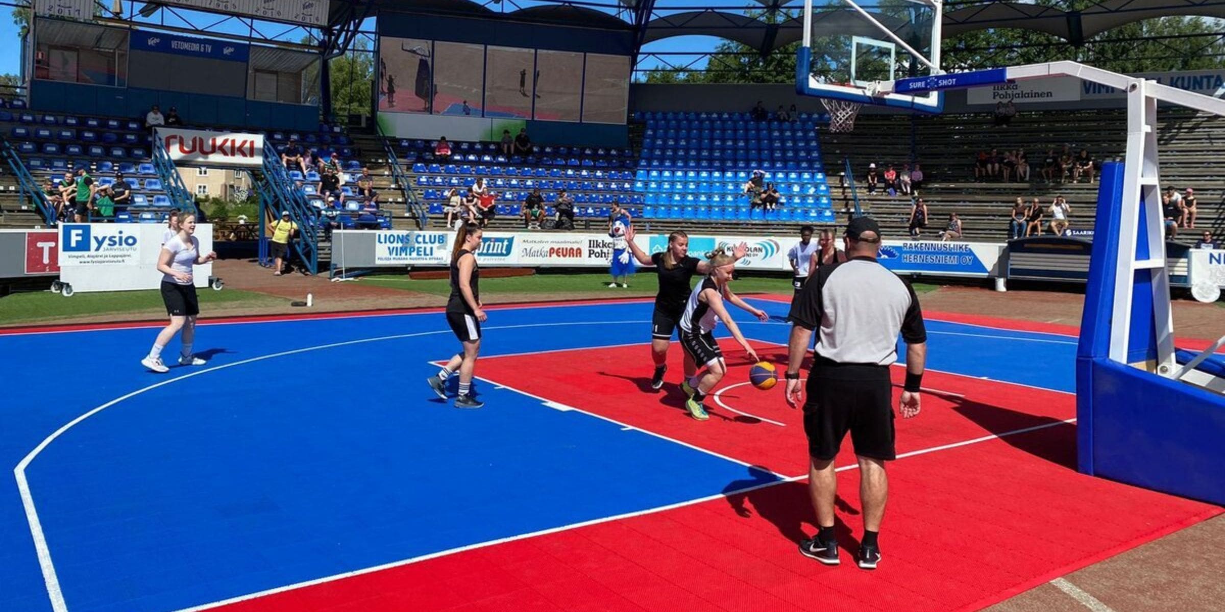 Pihapelikenttä teetti Liiverin tuella Hollannissa Kiwa Isa Sportilla virallisen kansainvälisen koripalloliitto FIBA:n synteettisille koripalloalustoille asetetun testikokonaisuuden.