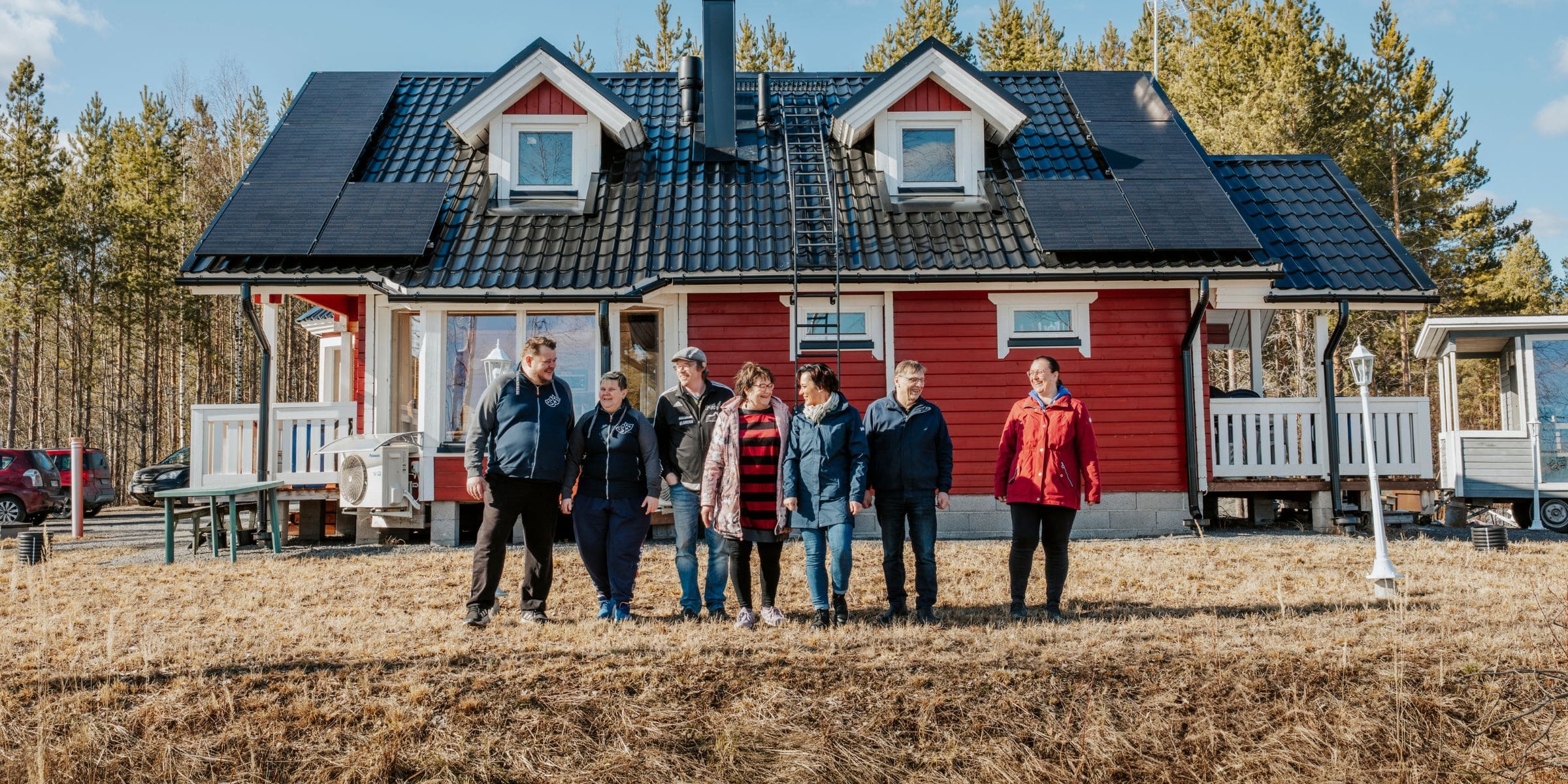 "Sosiaali- ja huoltorakennus on mahdollistanut meille lisätilan näyttelijöiden pukeutumiselle ja väliajan huollolle ja kokoustilan, joita muut yhdistykset voivat hyödyntää omissa kokouksissaan ja muissa tarpeissaan." Katja Virkki, Peräseinäjoen Pennihäät ry
